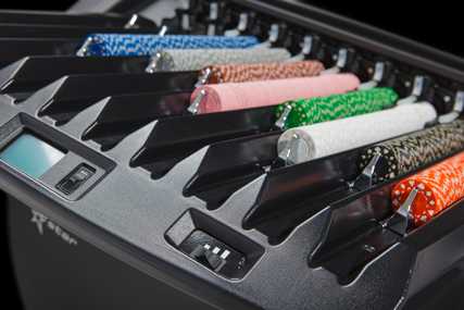 Чиппер машина CHIPSTAR™ сортирует фишки по цвету и номиналу, формируя стэки. Обеспечивает работу стола без дополнительного дилера, и позволяет наблюдение за событиями игры.