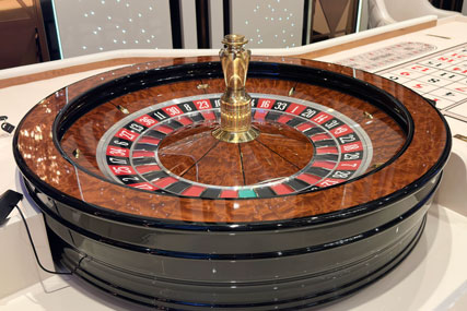 GS CLASSIC roulette wheel with stone reinforced balltrack, classic mahogany veneer and gloss gold finish