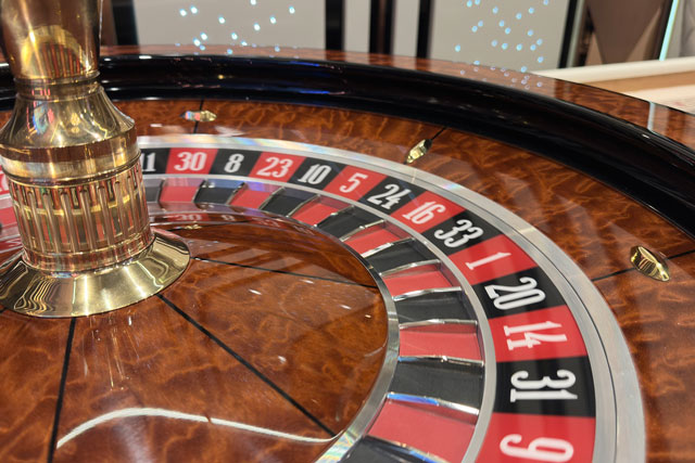GS CLASSIC roulette wheel is a professional manual casino roulette wheel featuring a stone reinforced balltrack and maintenance-free bearing with lifetime warranty.