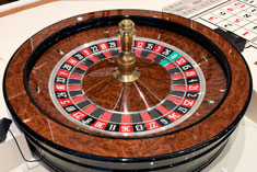 GS CLASSIC roulette wheel with stone reinforced balltrack, classic mahogany veneer and gloss gold finish