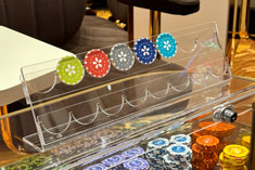 Horizontal display stand for roulette holds upto 16 chips upto 43mm in diameter. The material is transparent acryl plastic.