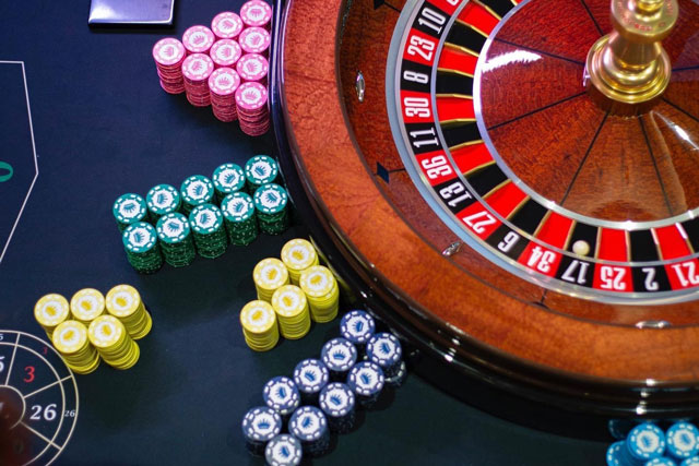 Color chip wheelcheck sets for casino roulette tables